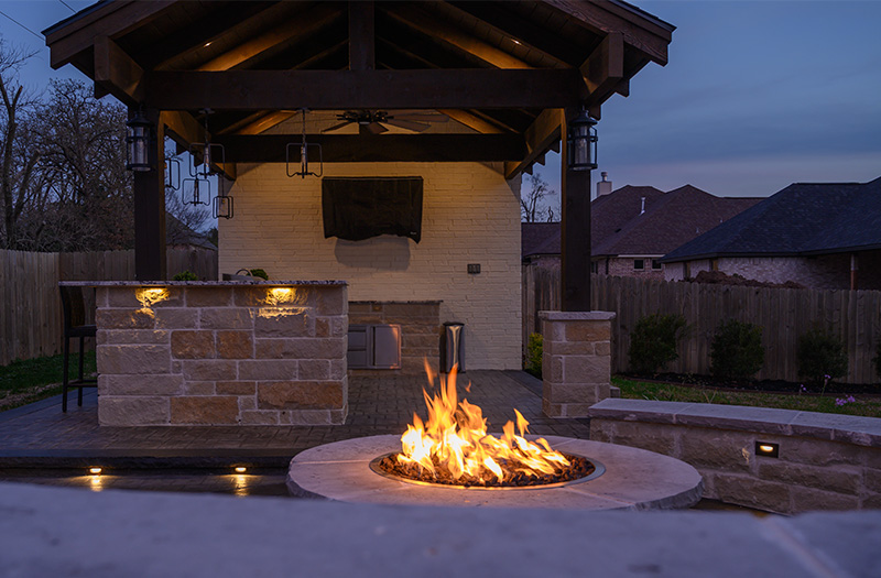 Outdoor Fire Pits and Fireplaces