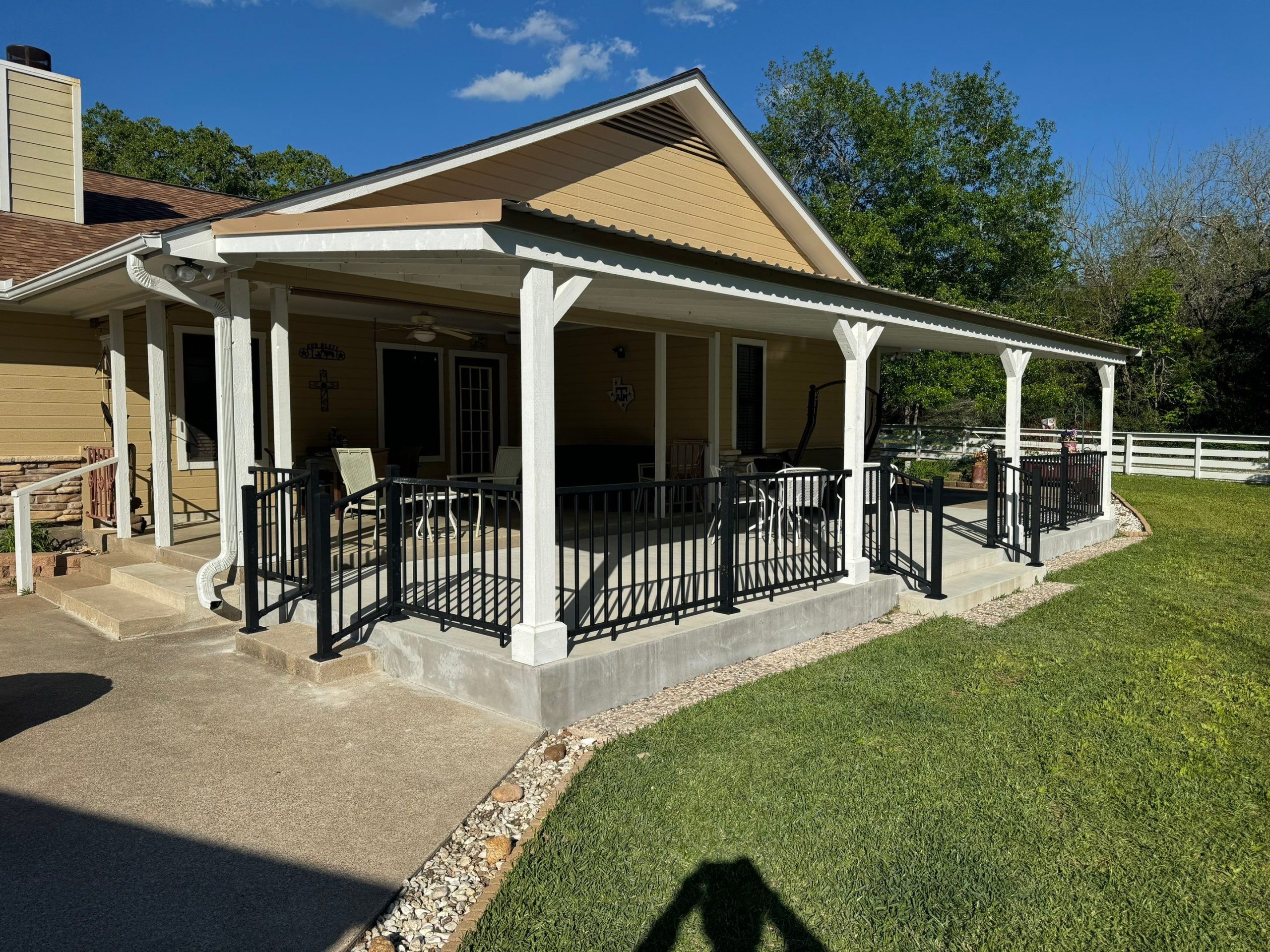 10 charming farmhouse patio ideas for a rustic backyard tx | h3 outdoor design & construction | h3 outdoor design & construction Custom Farmhouse Style Covered Patio in College Station Tx by H3 Outdoor Design